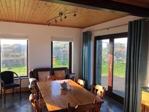 Dining - Luxury Sea View Cottage: Ballyconneely, Clifden, Connemara, Galway. (Clifden)