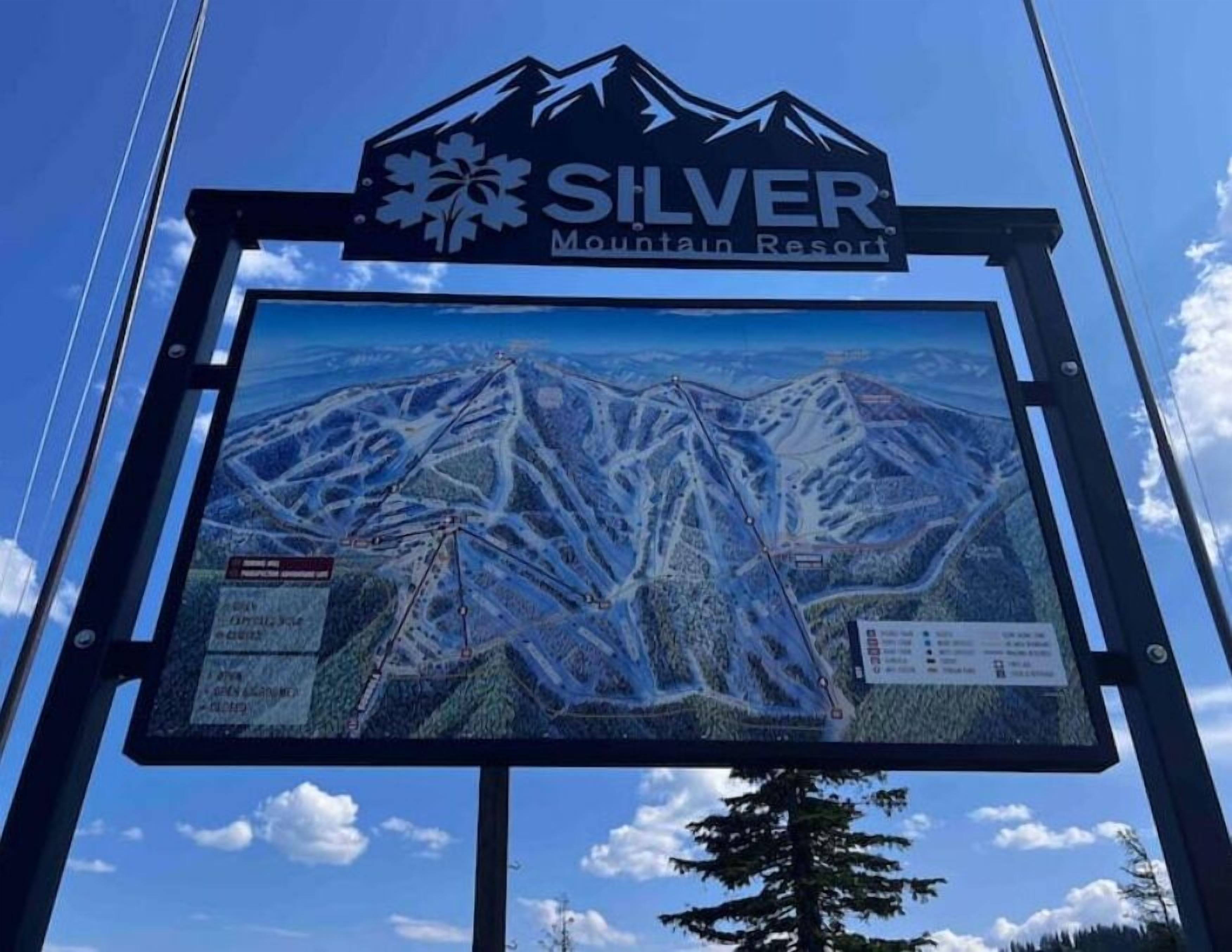 Ein Schild für das Silver Mountain Resort mit einer Karte des Layouts des Resorts.
