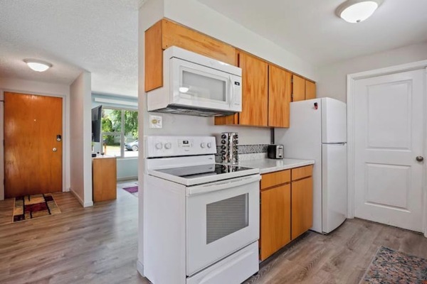 Jääkaappi, mikroaaltouuni, uuni, liesi