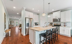 Private kitchen - The Endless Summer Beach House
3 Minute Walk to the Beach! (Jacksonville Beach)