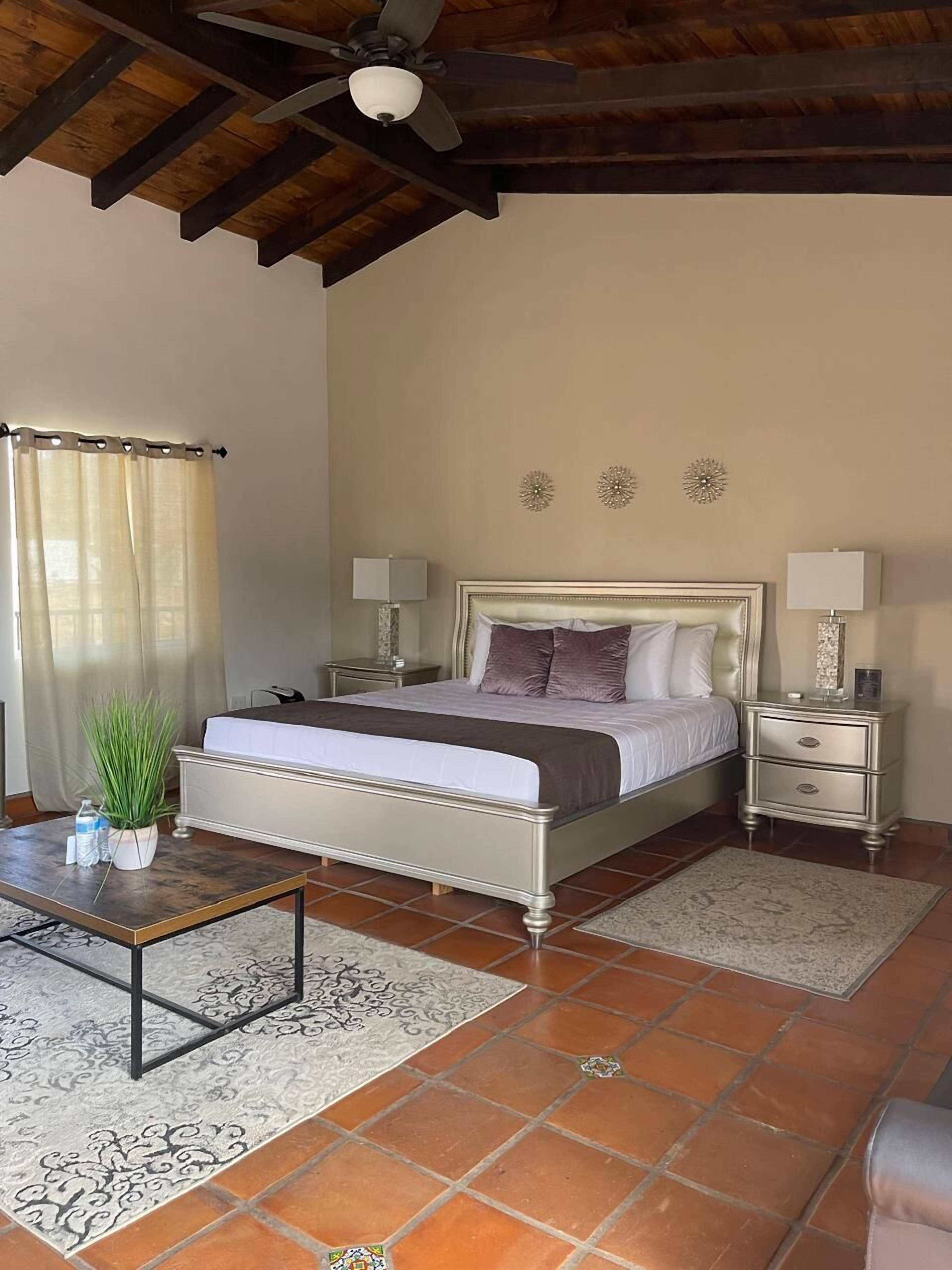 Kamar Double Keluarga, 2 Tempat Tidur Queen, AC, pemandangan gunung | Selimut bulu angsa, setrika/meja setrika, Wi-Fi gratis, dan seprai linen