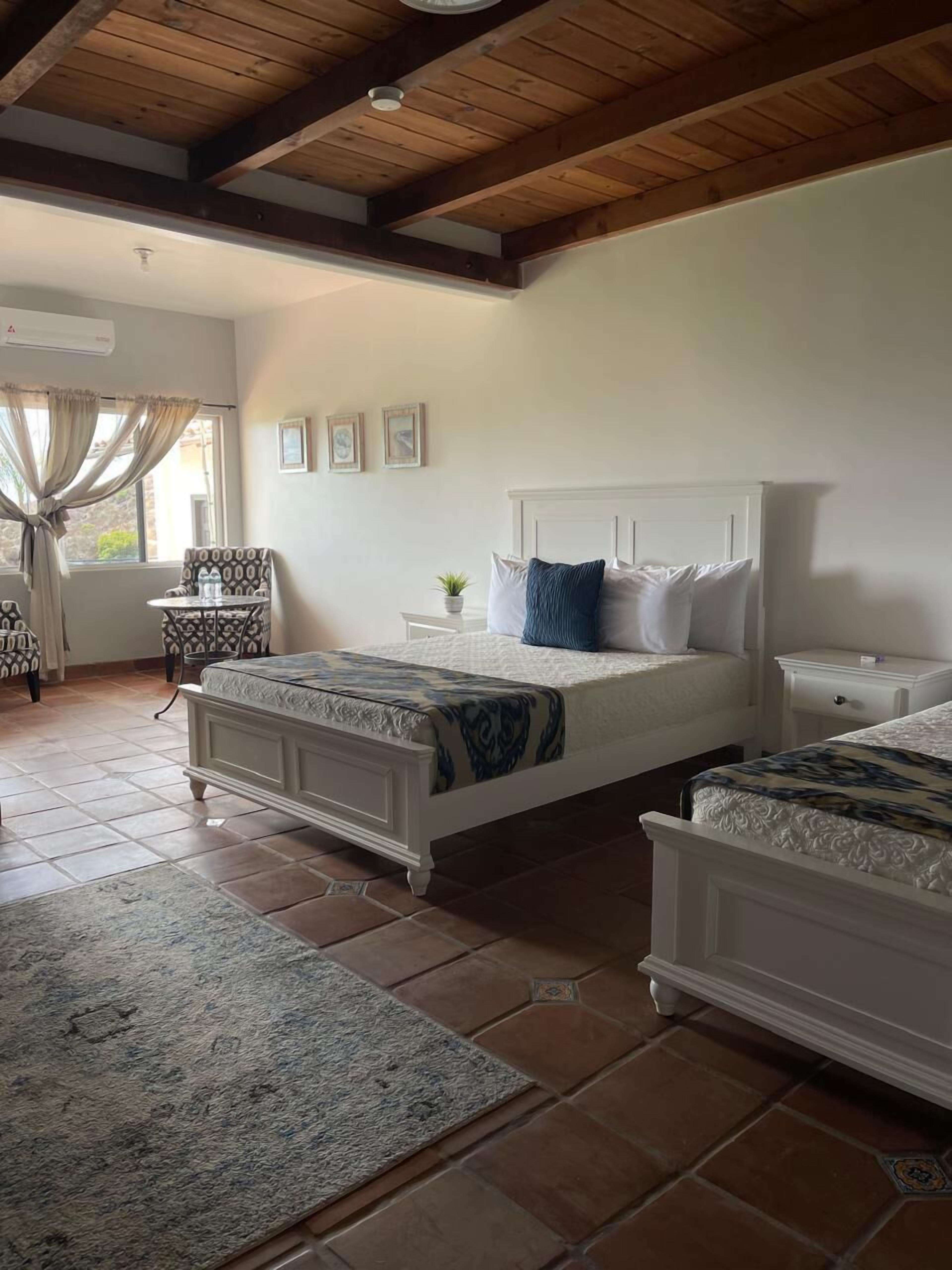 Habitación doble familiar, aire acondicionado, vista a la montaña | Edredón, tabla de planchar con plancha, wifi gratis y ropa de cama 