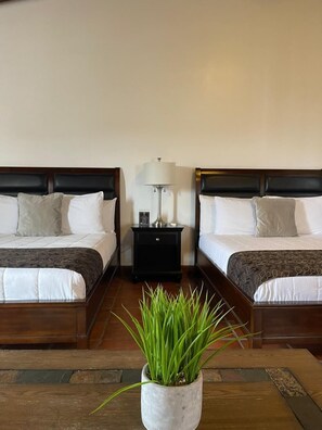 Familie tweepersoonskamer, 2 queensize bedden, airconditioning, uitzicht op bergen | Donzen dekbedden, een strijkplank/strijkijzer, gratis wifi, beddengoed
