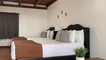 Habitación doble familiar, aire acondicionado, vista a la montaña | Edredón, tabla de planchar con plancha, wifi gratis y ropa de cama