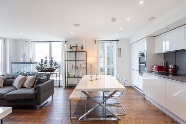 Basic Apartment, Multiple Beds | Private kitchen