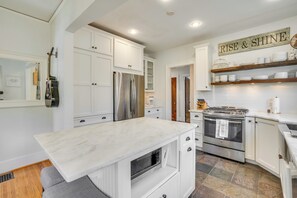 Réfrigérateur, micro-ondes, plaque de cuisson, lave-vaisselle