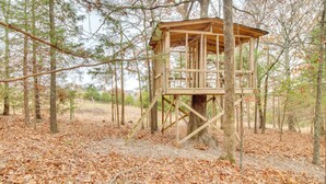 Una torre de madera para observar en un bosque.