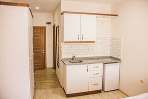 Basic Twin Room | Private kitchen