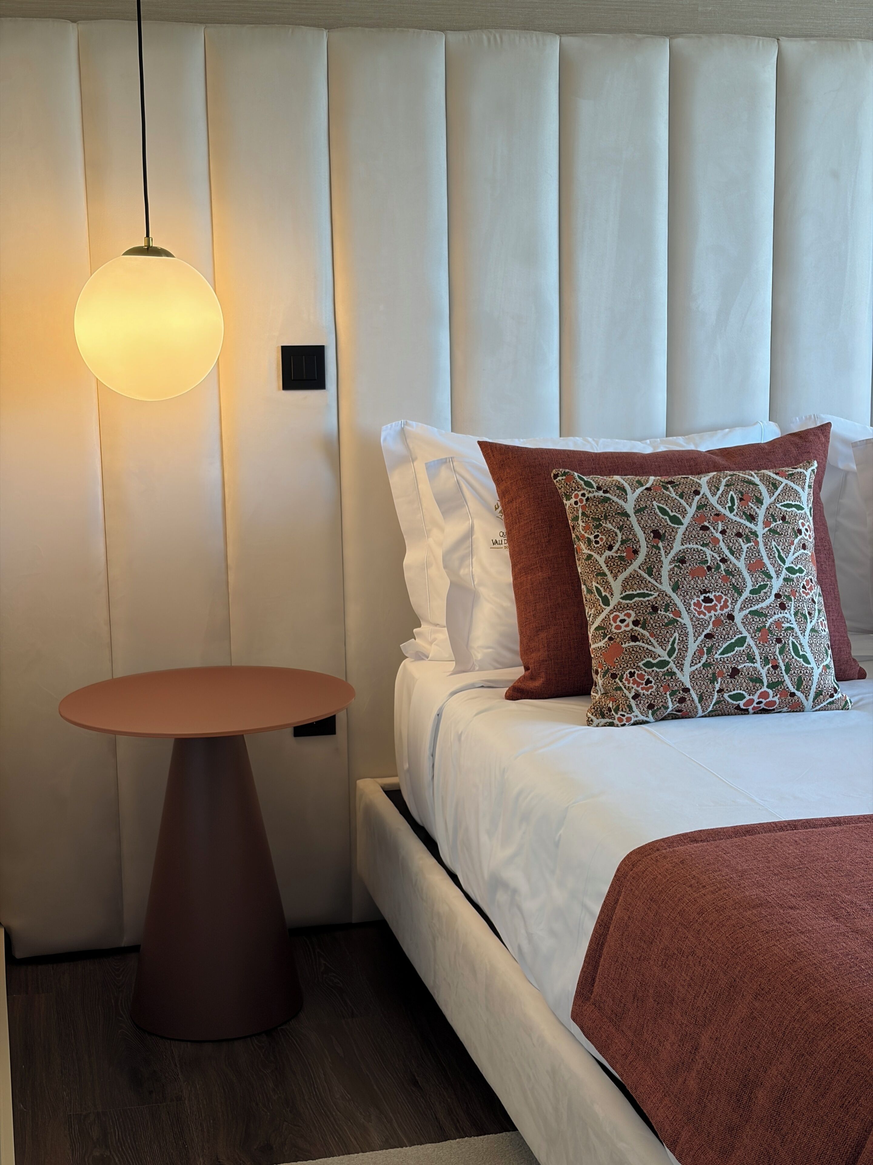 SUITE 24 | 客室ごとに異なる装飾、客室ごとに異なるインテリア、デスク、ノートパソコン用作業スペース