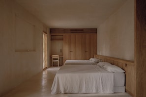 4 bedrooms, iron/ironing board, WiFi, bed sheets