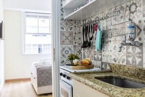 Traditional Apartment | Private kitchen | Fridge, microwave, espresso maker, blender - Copacabana (Rio de Janeiro)