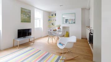 Deluxe Apartment, 1 Double Bed, Non Smoking, Allergy Friendly | In-room dining