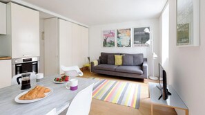 Departamento Deluxe, 1 cama matrimonial, para no fumadores, para personas alérgicas | Área de sala de estar | Televisión LED, Netflix, piso con calefacción y servicios de streaming 