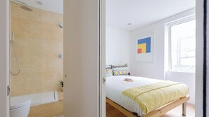 Departamento Deluxe, 1 cama matrimonial, para no fumadores, para personas alérgicas | Baño | Regadera, regadera tipo lluvia, amenidades de baño gratuitas 