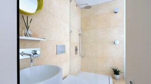 Deluxe appartement, 1 tweepersoonsbed, niet-roken, allergievrij | Badkamer | Een douche, een regendouche, gratis toiletartikelen, een haardroger