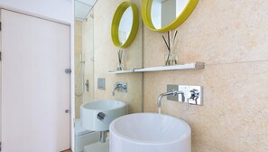 Deluxe Apartment, 1 Double Bed, Non Smoking, Allergy Friendly | Bathroom | Shower, rainfall showerhead, free toiletries, hair dryer - Fitzrovia Apartments by MoreThanStays (London)