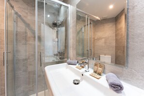 Douche, séchoir à cheveux, serviettes fournies