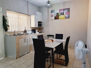 Jääkaappi, mikroaaltouuni, liesi, kahvin-/teenkeitin