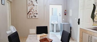 Charming Studio Oasis with Complimentary Parking in Matola