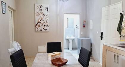 Charming Studio Oasis with Complimentary Parking in Matola