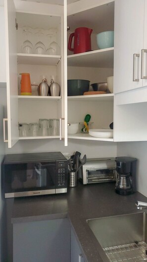 Kühlschrank, Mikrowelle, Ofen, Herdplatte