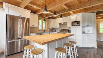 Four à micro-ondes, un four, surface de cuisson, lave-vaisselle