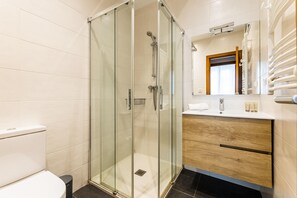 Dusche, Haartrockner, Handtücher