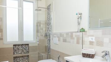 Dusche, kostenlose Toilettenartikel, Haartrockner, Bidet