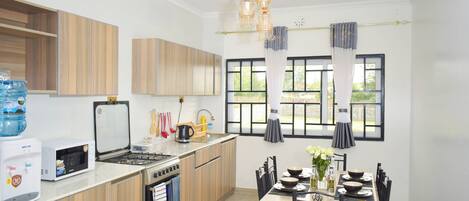 Superior suite | Privékitchenette | Een waterkoker, milieuvriendelijke schoonmaakproducten voorzien