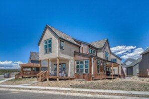 Exterior - Silver Vault- PET FRIENDLY-Brand New Railyard home W/ HOT TUB- minutes to Copper & Ski Cooper! (Leadville)