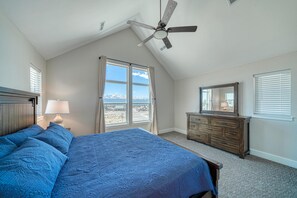 4 bedrooms, iron/ironing board, free WiFi, bed sheets - Silver Vault- PET FRIENDLY-Brand New Railyard home W/ HOT TUB- minutes to Copper & Ski Cooper! (Leadville)