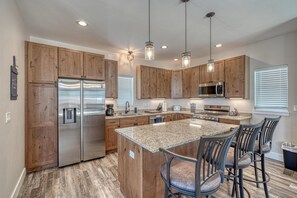 Fridge, microwave, oven, stovetop - Silver Vault- PET FRIENDLY-Brand New Railyard home W/ HOT TUB- minutes to Copper & Ski Cooper! (Leadville)