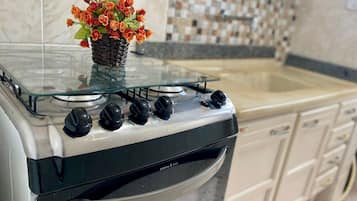 Studio | Dapur pribadi | Lemari es, microwave, blender, dan peralatan masak/sendok-piring