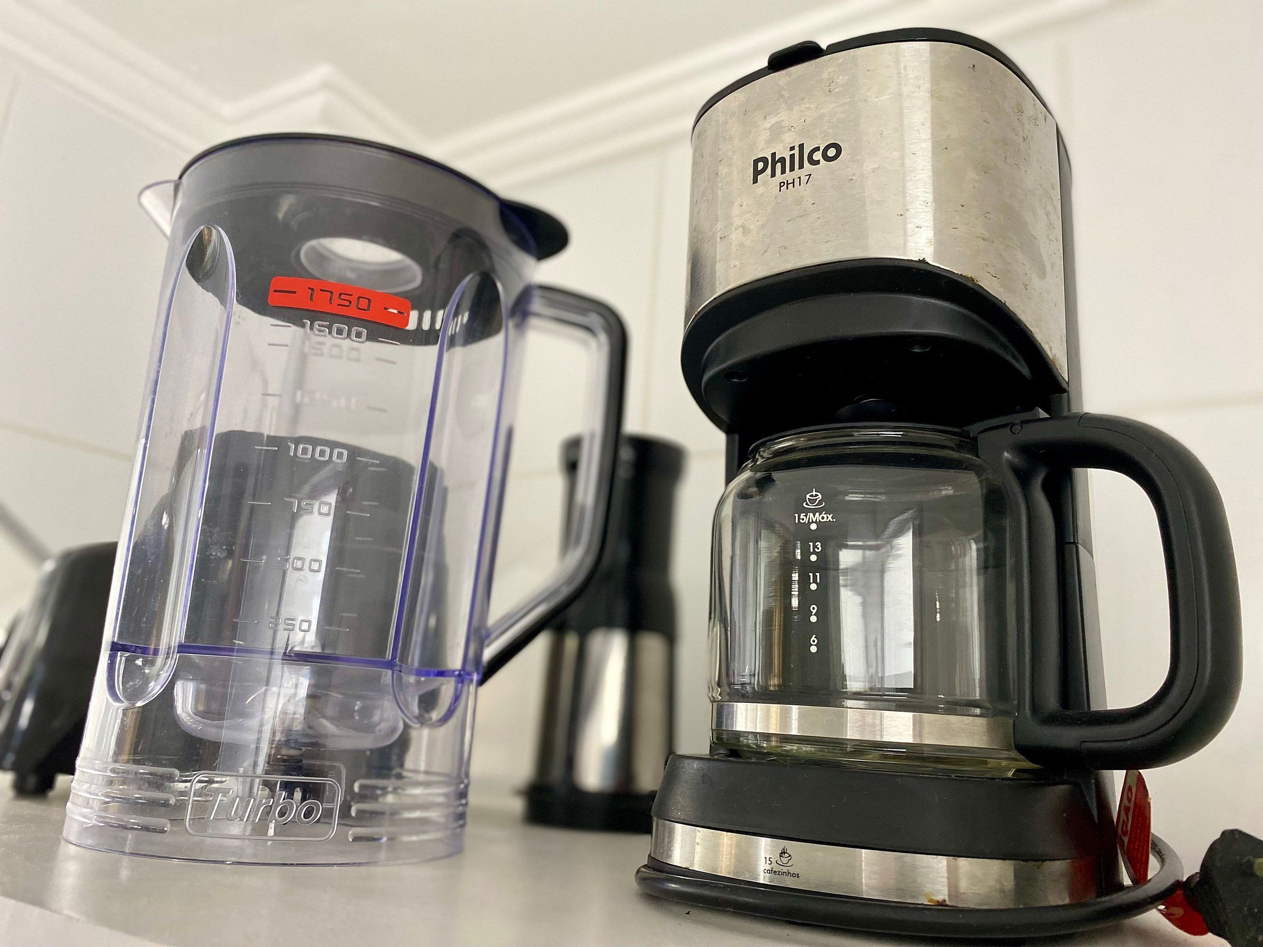 Eine Kaffeemaschine und ein Mixer auf einer Arbeitsplatte.