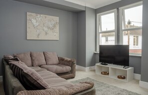 TV - Peaceful & Spacious Family Home In Eastbourne! (Eastbourne)