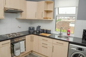 Fridge, microwave, oven, stovetop - Peaceful & Spacious Family Home In Eastbourne! (Eastbourne)