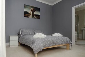 2 bedrooms, iron/ironing board, travel cot, WiFi - Peaceful & Spacious Family Home In Eastbourne! (Eastbourne)