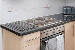 Fridge, microwave, oven, stovetop - Peaceful & Spacious Family Home In Eastbourne! (Eastbourne)