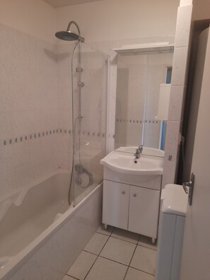 Haartrockner, Bidet, Handtücher, Seife