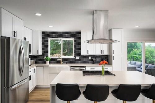 Luxury Retreat - Mountain View Deck and Game Room