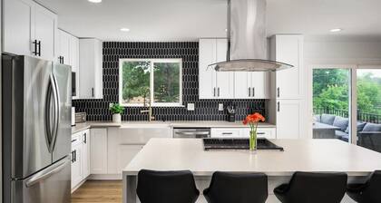 Luxury Retreat - Mountain View Deck and Game Room