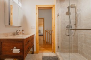 Shower, towels, soap, shampoo - Mt Baker Cabin w/ Private Hot Tub & Deck (Deming)
