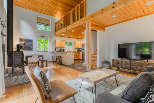 Smart TV, fireplace - Mt Baker Retreat - Hot Tub, BBQ, Fireplace (Deming)