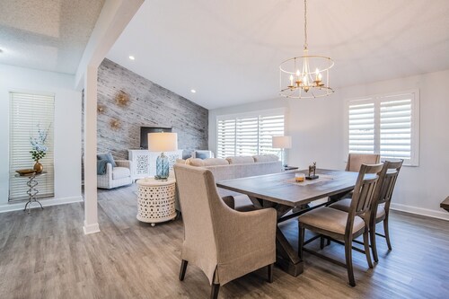 2 Bed Condo w/Pool 1 hr to Theme Parks and Beaches