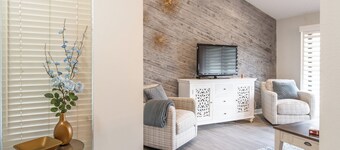 2 Bed Condo w/Pool 1 hr to Theme Parks and Beaches