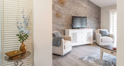 2 Bed Condo w/Pool 1 hr to Theme Parks and Beaches