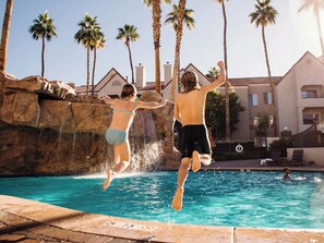 Outdoor pool - Luxury 2-Bedroom Condo in Prime Vegas Location: Close to CES, EDC, & Grand Prix (Las Vegas)