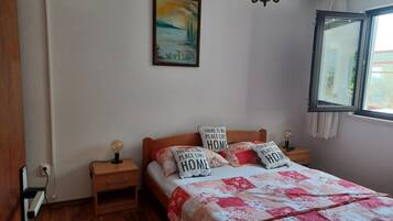 2 habitaciones, tabla de planchar con plancha, internet y ropa de cama