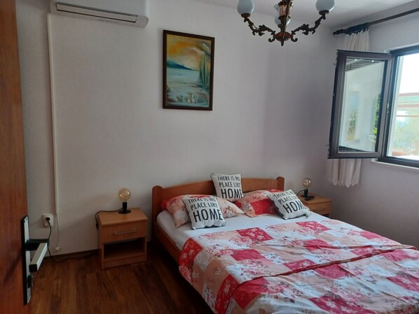 2 habitaciones, tabla de planchar con plancha, internet y ropa de cama 