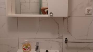 Douche, sèche-cheveux, serviettes fournies